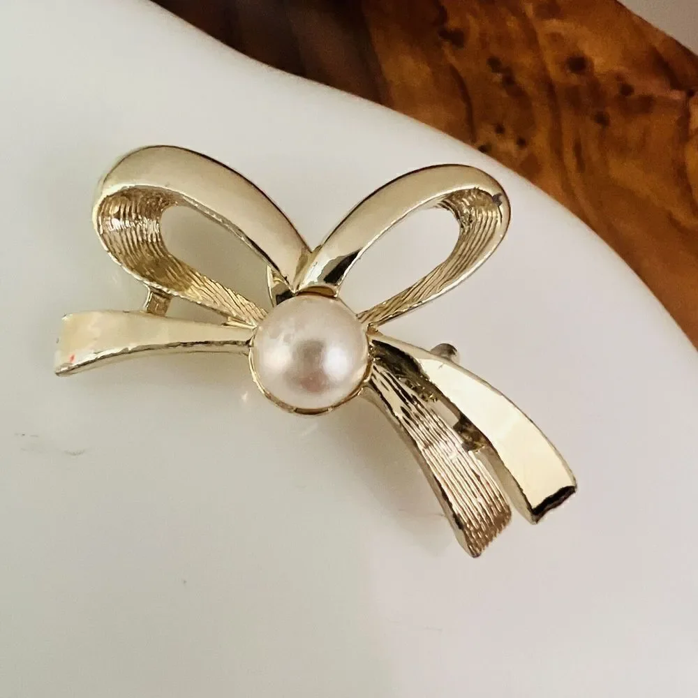 Vintage Gerry's Brooch Gold Tone Small Bow Ribbon Faux Pearl Signed 1456